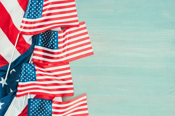 Верхний Вид Устроенных Американских Флагов Синей Деревянной Столешнице Концепция Дня — стоковое фото