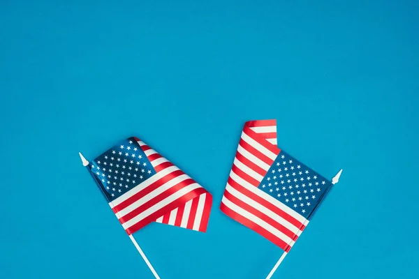 Vista Dall Alto Delle Bandiere Americane Isolate Sul Blu Concetto — Foto Stock