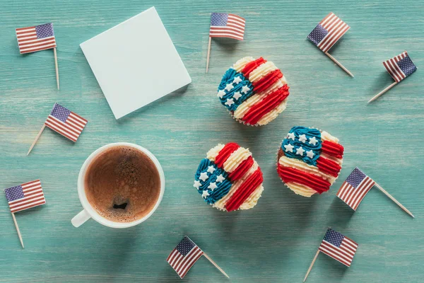 Flat Lay Arranged Cupcakes Cup Coffee American Flags Wooden Tabletop — Stock Photo, Image