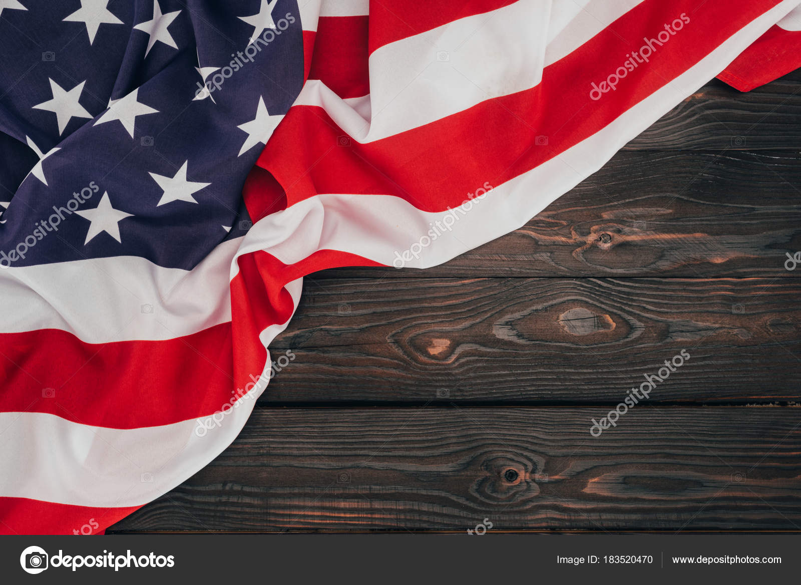 Vista Superior Bandera Estadounidense Doblada Sobre Oscura Madera Mesa