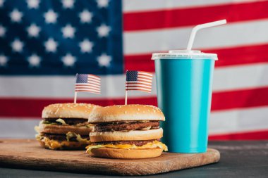 Amerikan bayrakları ve soda içecek, Başkanlar günü kutlama kavramı ile hamburger görünümünü kapat