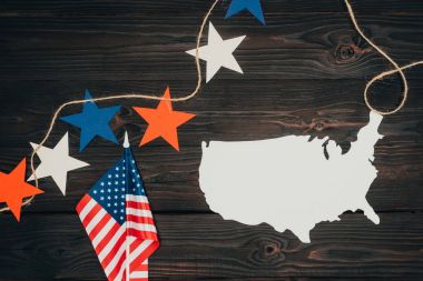 görücü usulü Amerikan bayrakları, harita ve yıldız ahşap yüzey, Başkanlar günü kutlama kavramı üzerinde parça Üstten Görünüm