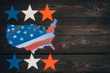 ahşap masa üstü, Başkanlar Günü kavramı üzerinde düzenlenen yıldızlar ve Amerikan bayrağı ile harita parçası Üstten Görünüm