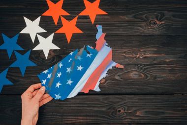 yıldız ve ahşap masa, Başkanlar Günü kavramı üzerinde Amerikan bayrağı ile harita parçası ile el atış kırpılmış