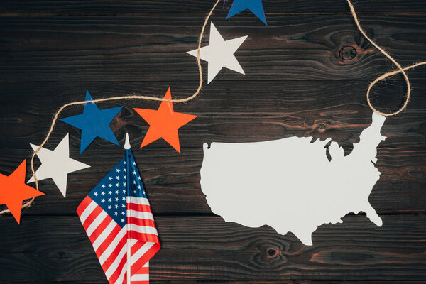 вид сверху на расположенные американские флаги, кусок карты и звезды на деревянной поверхности, концепция празднования Дня президентов
