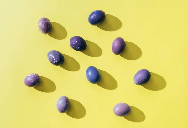 Vue Dessus Des Oeufs Pâques Peints Violet Sur Jaune Avec — Photo