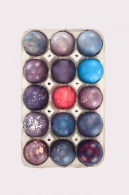 renkli Paskalya yumurta beyaz izole tepsisinde Üstten Görünüm