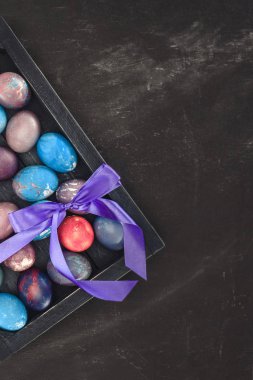 hediye kutusu yay ile geleneksel Paskalya yumurta Üstten Görünüm