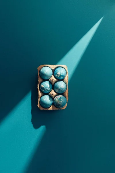 Vista Superior Huevos Azules Pascua Bandeja Azul Con Rayo Sol — Foto de Stock
