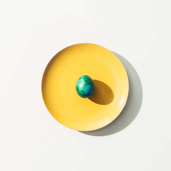 Top View Shabby Green Easter Egg Yellow Plate White — Stock Photo, Image