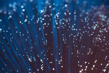 Karanlık doku arka plan üzerinde parlayan fiber optik yakın çekim