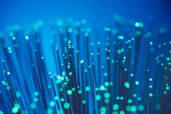 Primer Plano Fibra Óptica Verde Brillante Sobre Fondo Textura Azul — Foto de Stock