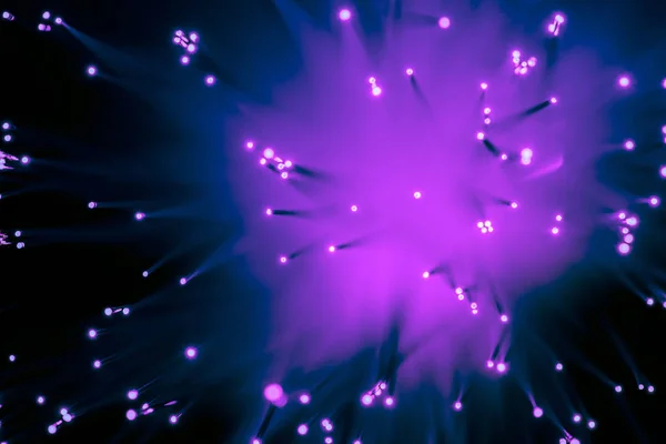 Вид Сверху Фоне Размытой Светящейся Фиолетовой Волоконной Оптики — стоковое фото
