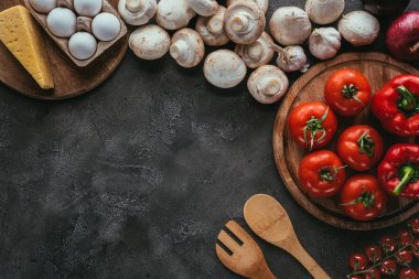 pizza için farklı hammaddelerini üstten görünüm beton masada