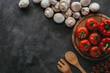 Beton masada çiğ domates ve mantar pizza için Üstten Görünüm