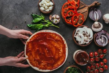 ev yapımı pizza üzerine beton masa hazırlama kadın shoto kırpılmış