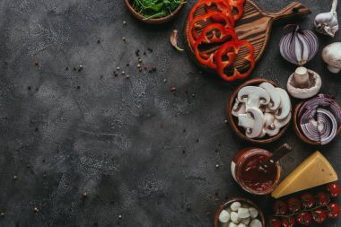ham pizza malzemeleri üstten görünüm beton masada