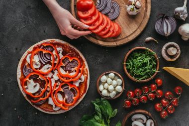 pizza beton masada yemek kadın görüntüsünü kırpılmış