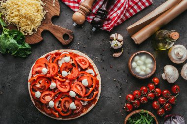 Beton masada malzemelerle çiğ pizza Üstten Görünüm