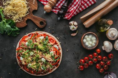 Beton masada malzemelerle hazırlıksız pizza Üstten Görünüm