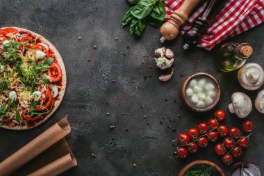 Beton masada malzemelerle çiğ pizza Üstten Görünüm