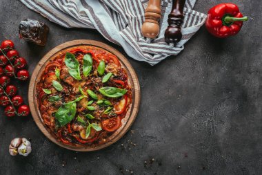 Beton masada malzemelerle lezzetli Pizza Üstten Görünüm