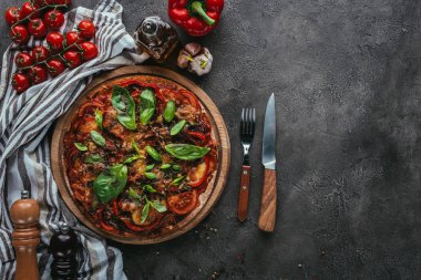 Beton masada çatal ve bıçak ile lezzetli Pizza Üstten Görünüm