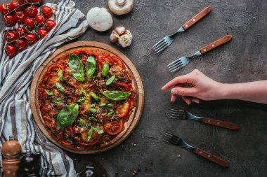 parça pizza için ulaşan kadın görüntüsünü kırpılmış