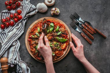Beton masaya daire kesici ile pizza Dilimleme Üstten Görünüm