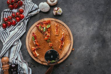 dilim yemiş pizza kesici ile üstten görünüm beton masada