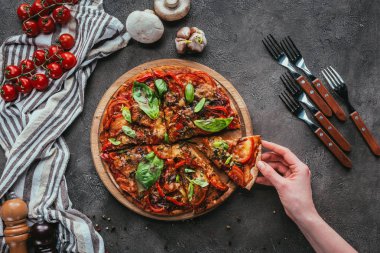 parça pizza alarak kadının kırpılmış atış