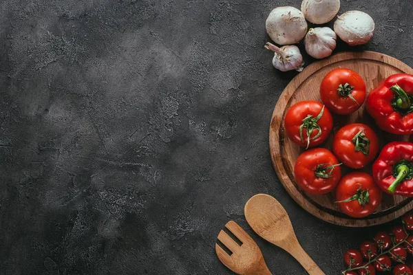 Vista Superior Diferentes Verduras Crudas Para Cobertura Pizza Superficie Hormigón — Foto de Stock