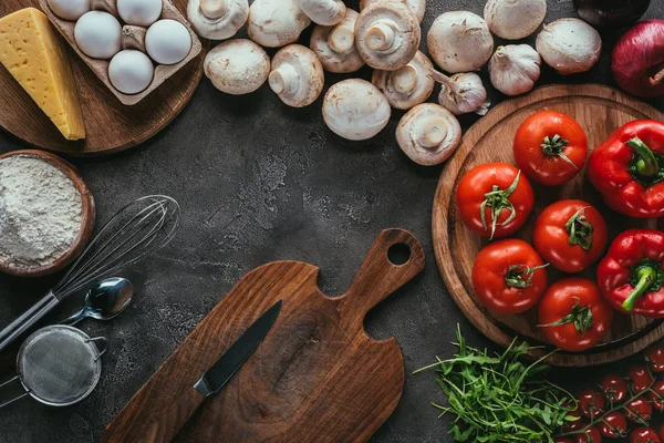 Vista Superior Diferentes Ingredientes Vegetales Para Pizza Superficie Hormigón —  Fotos de Stock