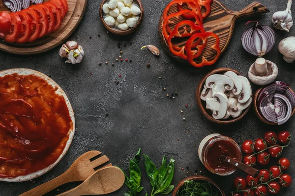 Vista Dall Alto Vari Ingredienti Della Pizza Sul Tavolo Cemento — Foto Stock