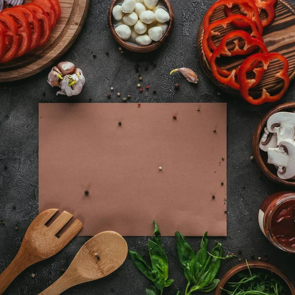 Vue Dessus Divers Ingrédients Pizza Papier Blanc Sur Table Béton — Photo