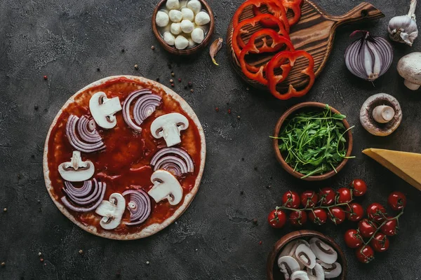 Draufsicht Auf Unvorbereitete Pizza Mit Zutaten Auf Betonoberfläche — Stockfoto
