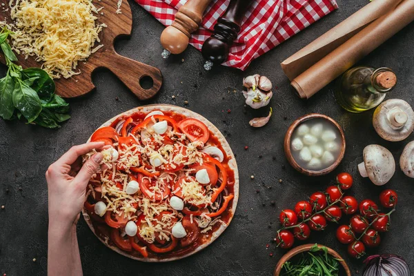 Colpo Ritagliato Donna Che Sparge Formaggio Sulla Pizza Sul Tavolo — Foto Stock