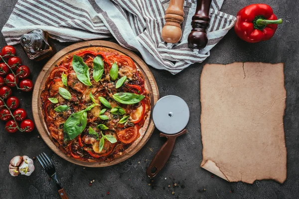 Lezzetli Pizza Kesici Boş Kağıt Ile Üstten Görünüm Beton Masada — Stok fotoğraf