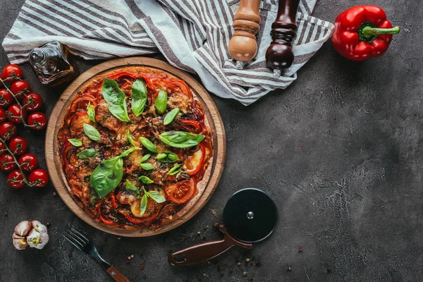 Vista Superior Pizza Recién Horneada Con Cortador Ingredientes Mesa Hormigón —  Fotos de Stock