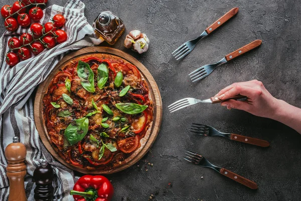 Tiro Recortado Mujer Tomando Pedazo Pizza Sabrosa Con Tenedor —  Fotos de Stock
