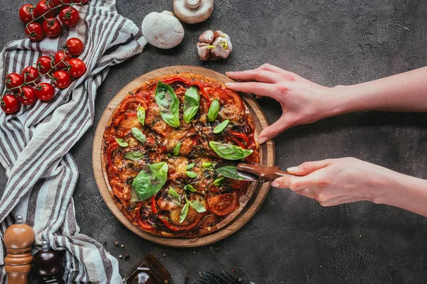 Обрезанный Снимок Женщины Режущей Пиццу Ножом — стоковое фото