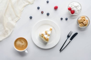 lezzetli parça kek çilek ve kahve ile üstten görünüm beyaz masada