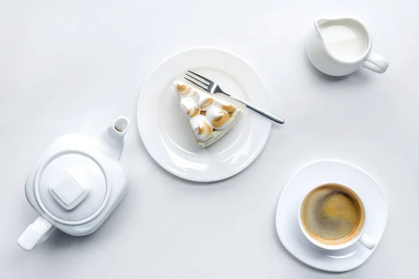 Вид Зверху Апетитний Шматок Торта Межуванням Чайником Кавою Білій Поверхні — стокове фото