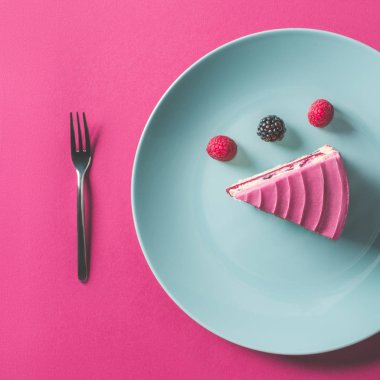 çilek ile pembe pastasından üstten görünüm plaka pembe yüzeyi üzerinde