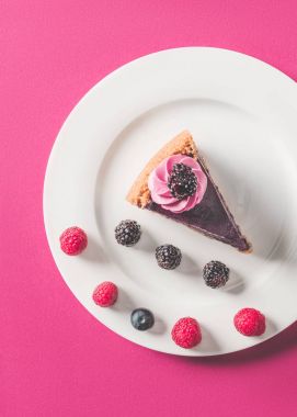 iştah açıcı çocuk oyuncağı çilek ile üstten görünüm plaka pembe yüzeyi üzerinde
