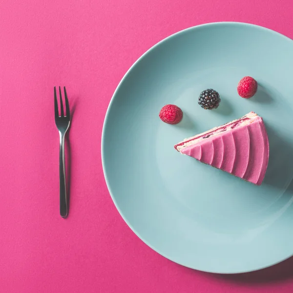 Draufsicht Auf Stück Rosa Kuchen Mit Beeren Auf Teller Auf — Stockfoto