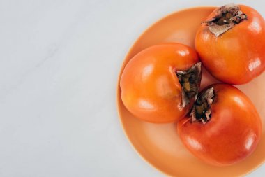 hurma üstten görünüm üzerinde beyaz izole turuncu plaka üzerinde