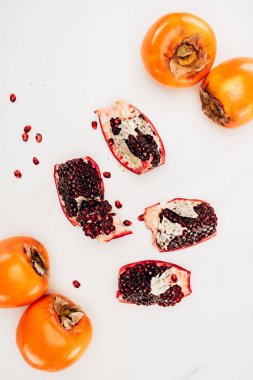 hurma ve nar beyaz izole Üstten Görünüm