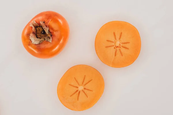 Draufsicht Auf Persimmons Stücke Isoliert Auf Weiß — Stockfoto