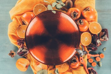 portakal ile hurma ve nar arasında büyük kırmızı plaka Üstten Görünüm